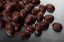 Темное кондитерское украшение кофейное зерно